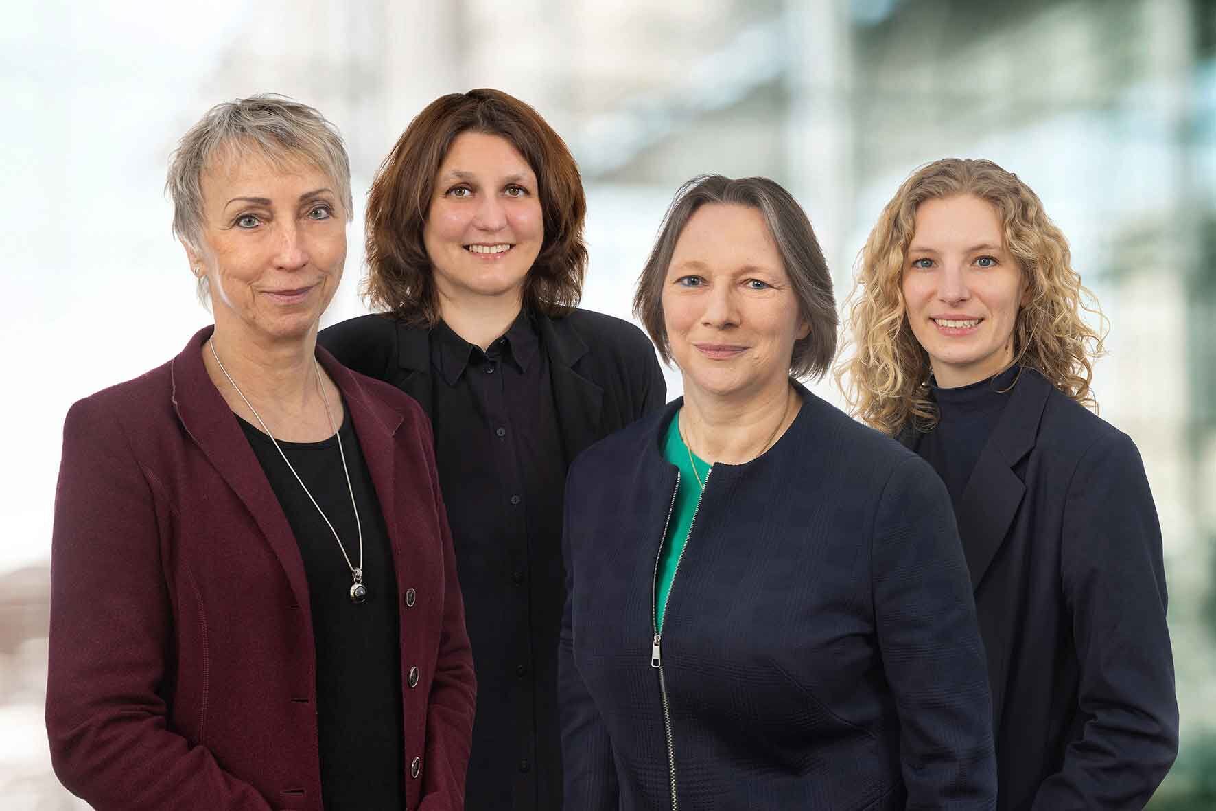 drei Frauen stehen nebeneinander