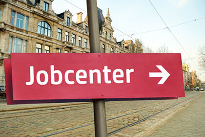 ein rotes Schild auf dem Jobcenter steht