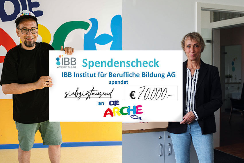 ein Mann und eine Frau die mit einem großen Scheck posieren