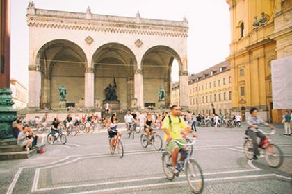 eine Gruppe von Menschen, die Fahrrad fahren in einer Stadt
